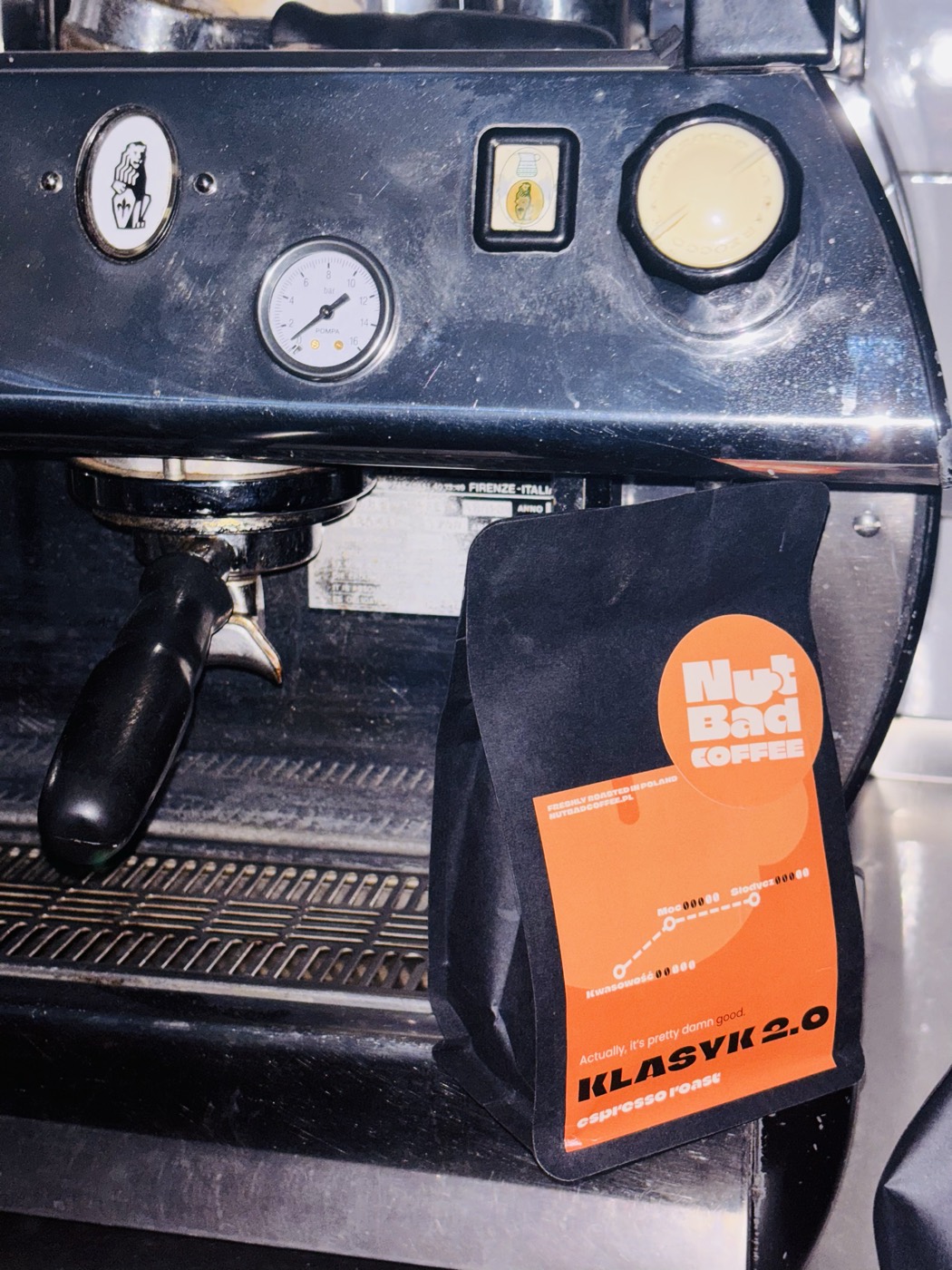 Paczka Nutbad Coffee ustawiona przy ekspresie