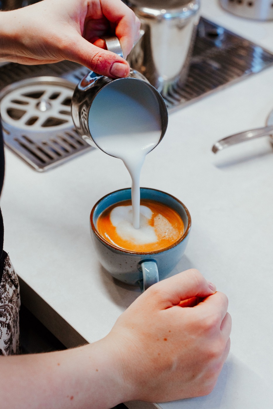 Spienianie mleka do kawy przy ekspresie